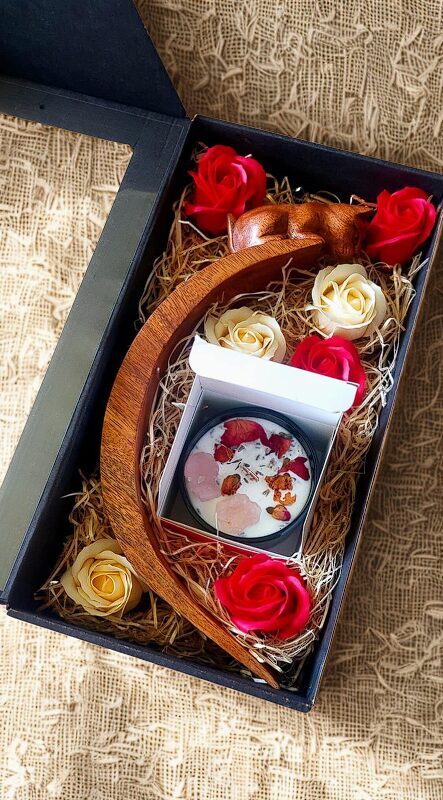 Unikāls dāvanu komplekts sievietei – Suar koka vīna turētājs, aromātiskā svece un ziepju rozes